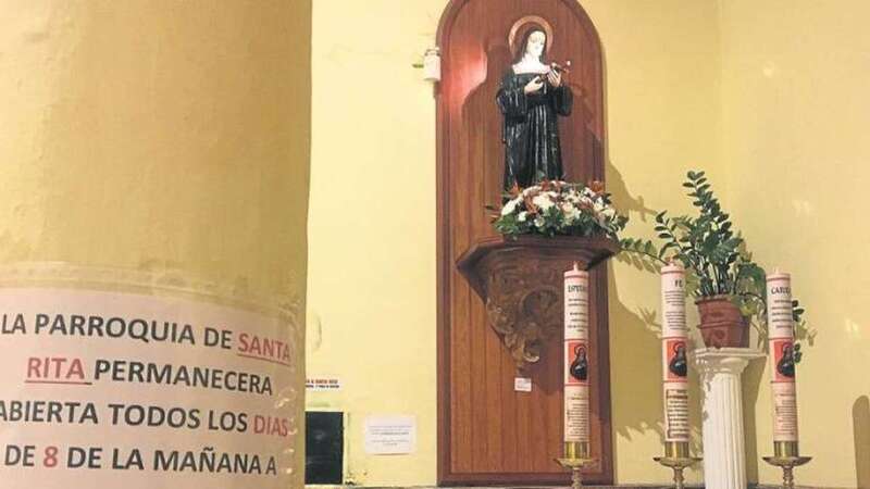 La iglesia de Santa Rita está abierta todo el día. Nadie recibe al visitante, salvo una música ambiente, velas encendidas y la Virgen al fondo (Foto TA)